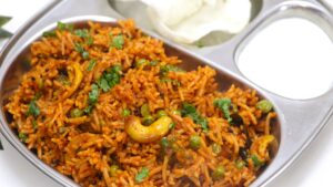Spicy rice with vegetables and nuts