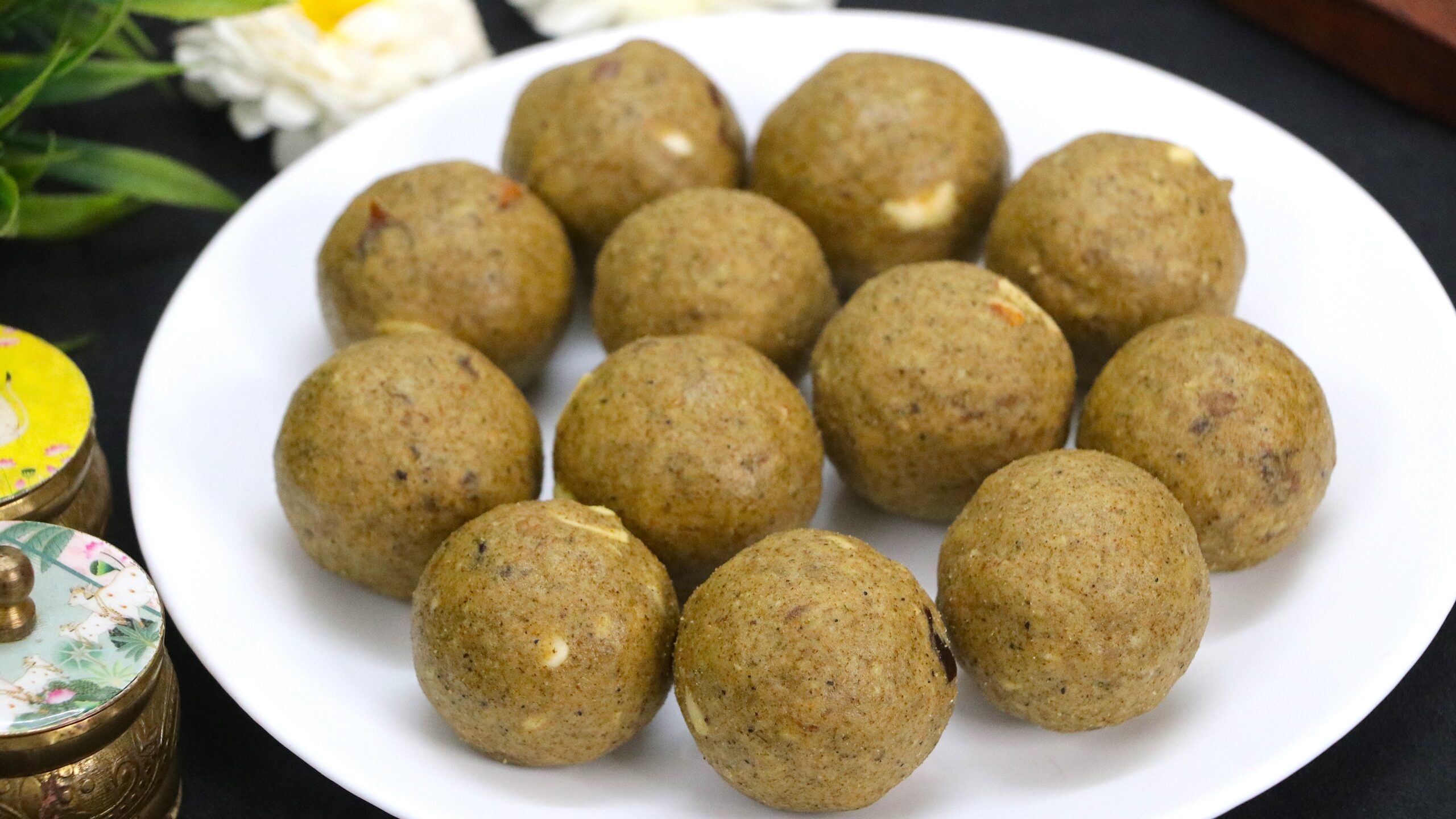 हरे मूंग के लड्डू | Whole Green Moong Ladoo Recipe | Quick ladoo