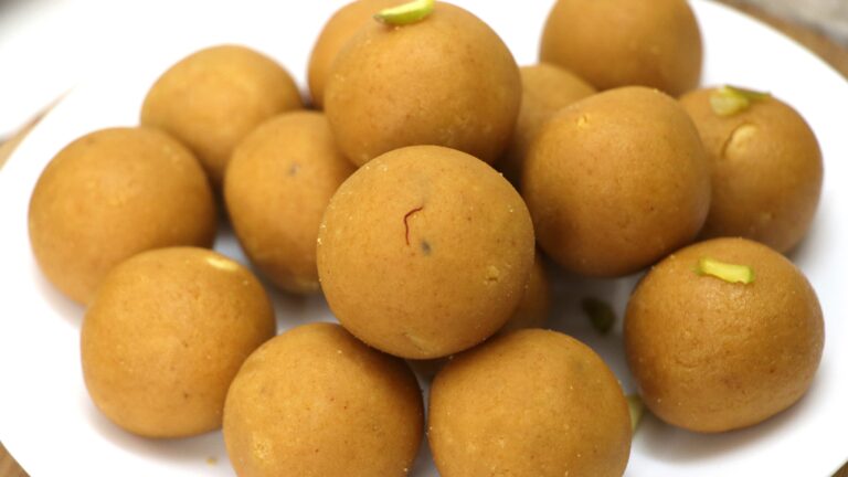 Besan Churma Laddu | Halwai Style Besan Ke Laddu Recipe
